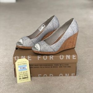 TOMS Stella Grey Metallic Woven Wedges Size 6.5